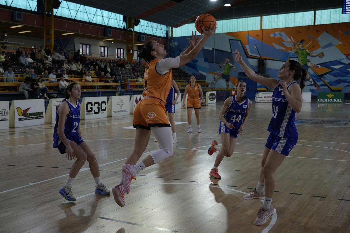 Ana Pérez entrando a canasta.