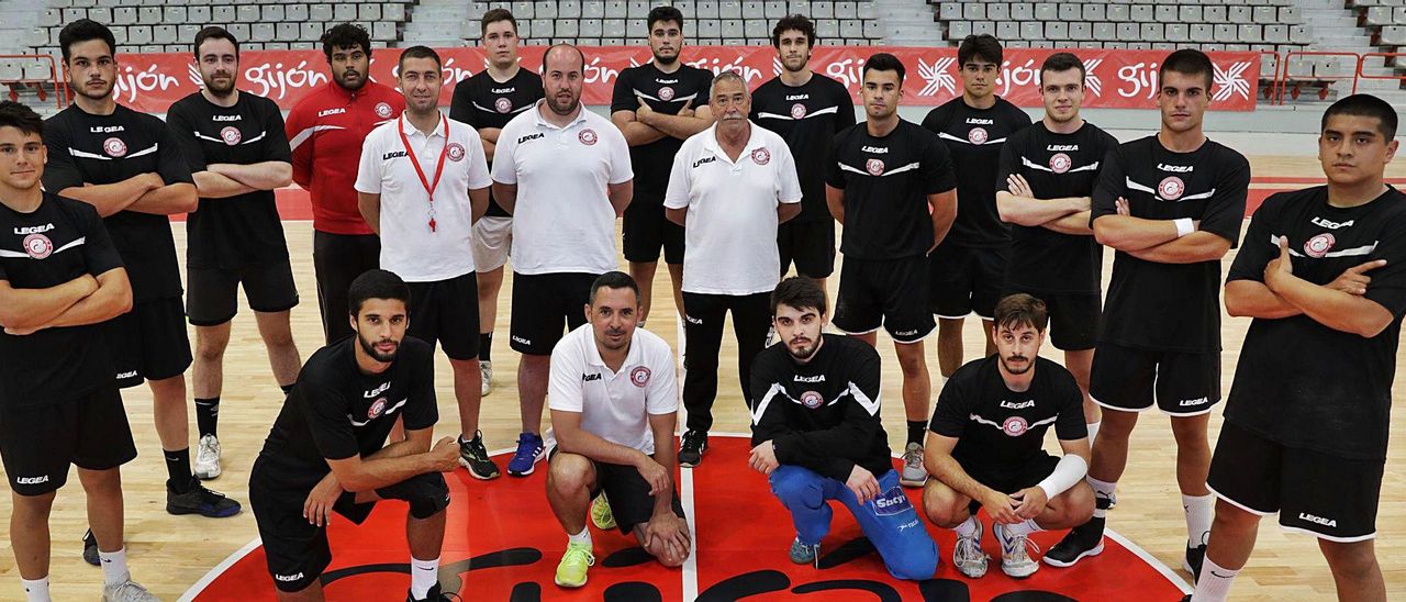 La plantilla del Finetwork Gijón ayer antes de su primer entrenamiento.