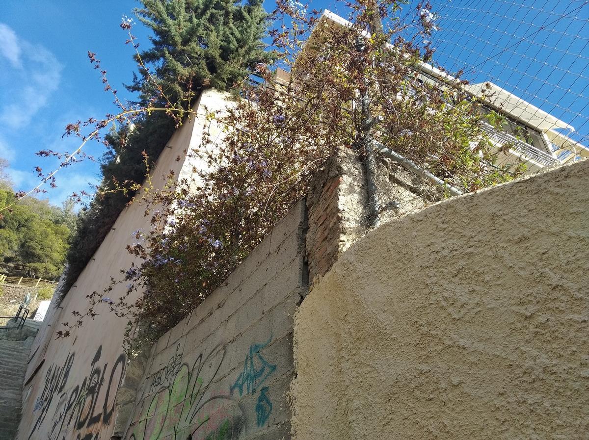 Imagen del lateral cegado de la vía entre el Cementerio Inglés y la urbanización.