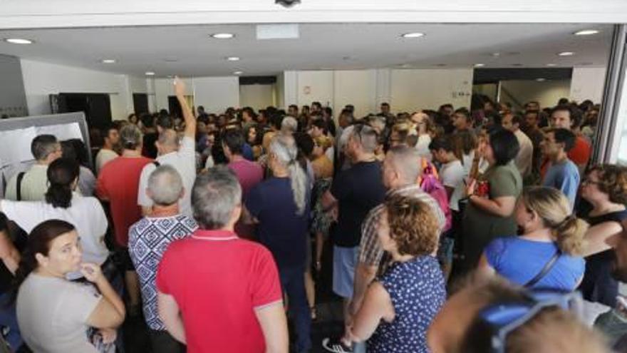 Aspirantes a un empleo municipal, ayer antes de la prueba en el Centro de Congresos de Elche.