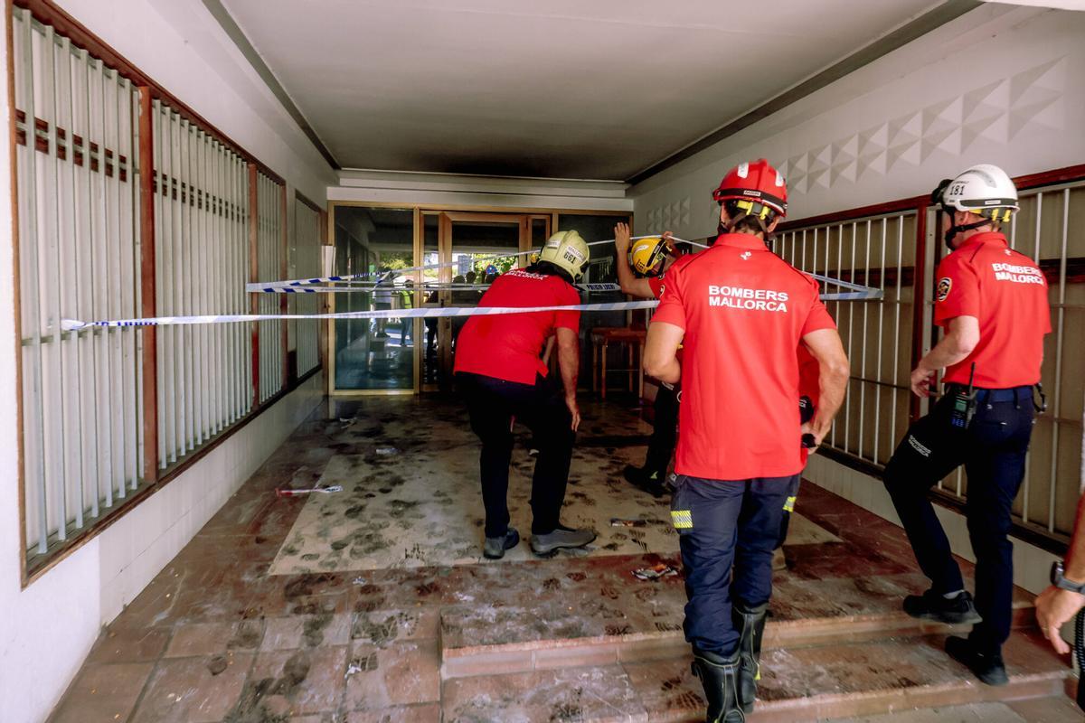 La Guardia Civil inspecciona el apartamento donde comenzó el incendio en Magaluf en busca de pruebas