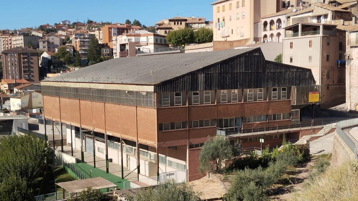 Imatge exterior del pavelló de Cardona, amb alguns elements deteriorats