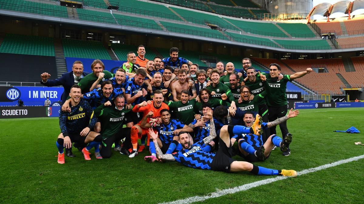 El Inter celebra el 'Scudetto' en el Giuseppe Meazza tras la victoria