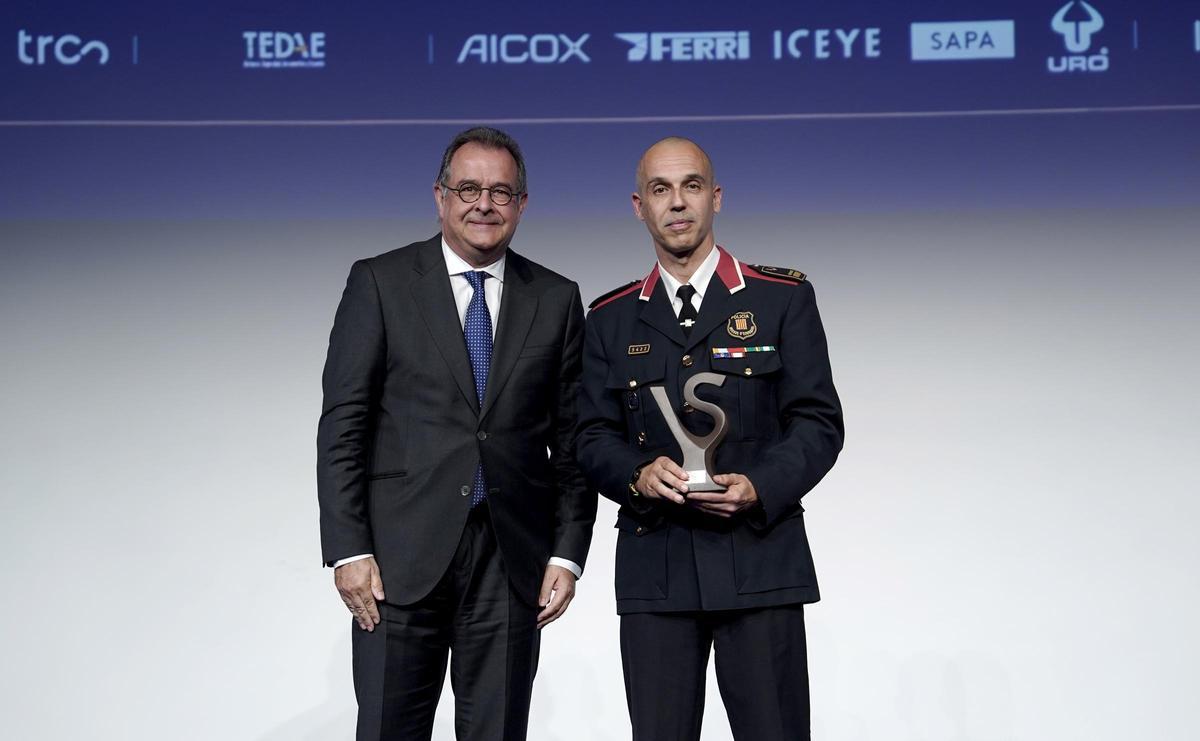 De izquierda a derecha, Albert Sáez, director general de Contenidos de Prensa Ibérica, y el intendente Carles Hernández Vilamajó, jefe de la Comisaría General de Información de la Policía de la Generalitat-Mossos d’Esquadra.