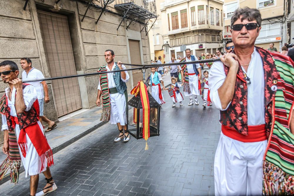 Centenares de callosinos participaron ayer en la tradicional comitiva por las principales calles del municipio vestidos con sus trajes huertanos.