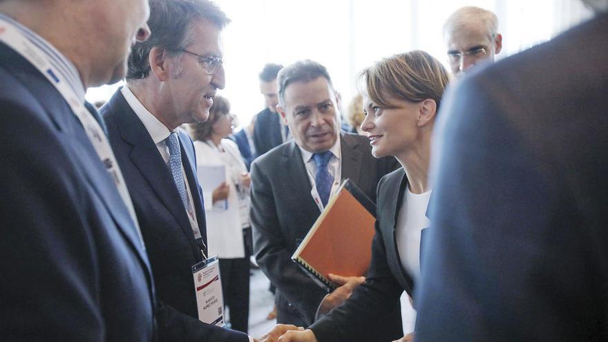 Feijóo saluda a la ministra de Ciencia y Tecnología polaca, Jadwiga Emilewicz. // FdV