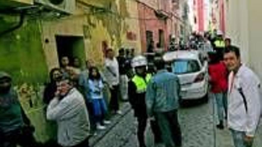 Una actuación en la calle Brocense enfrenta a los vecinos con la policía