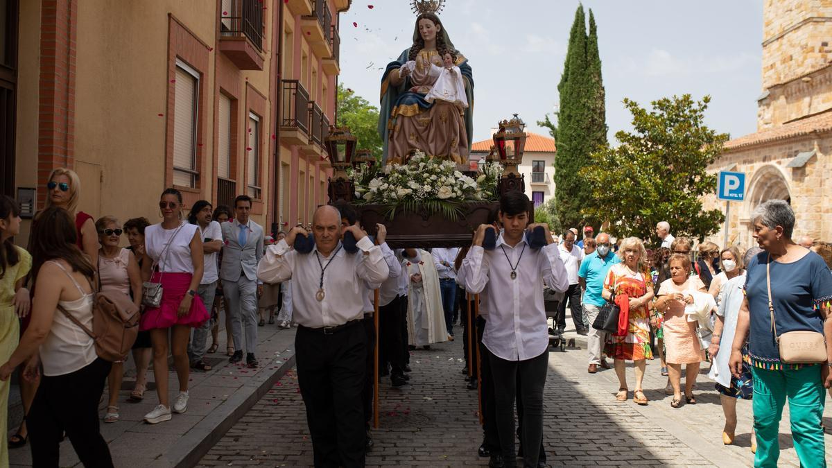 Procesión de la Virgen de la Salud por el barrio de la Horta de Zamora