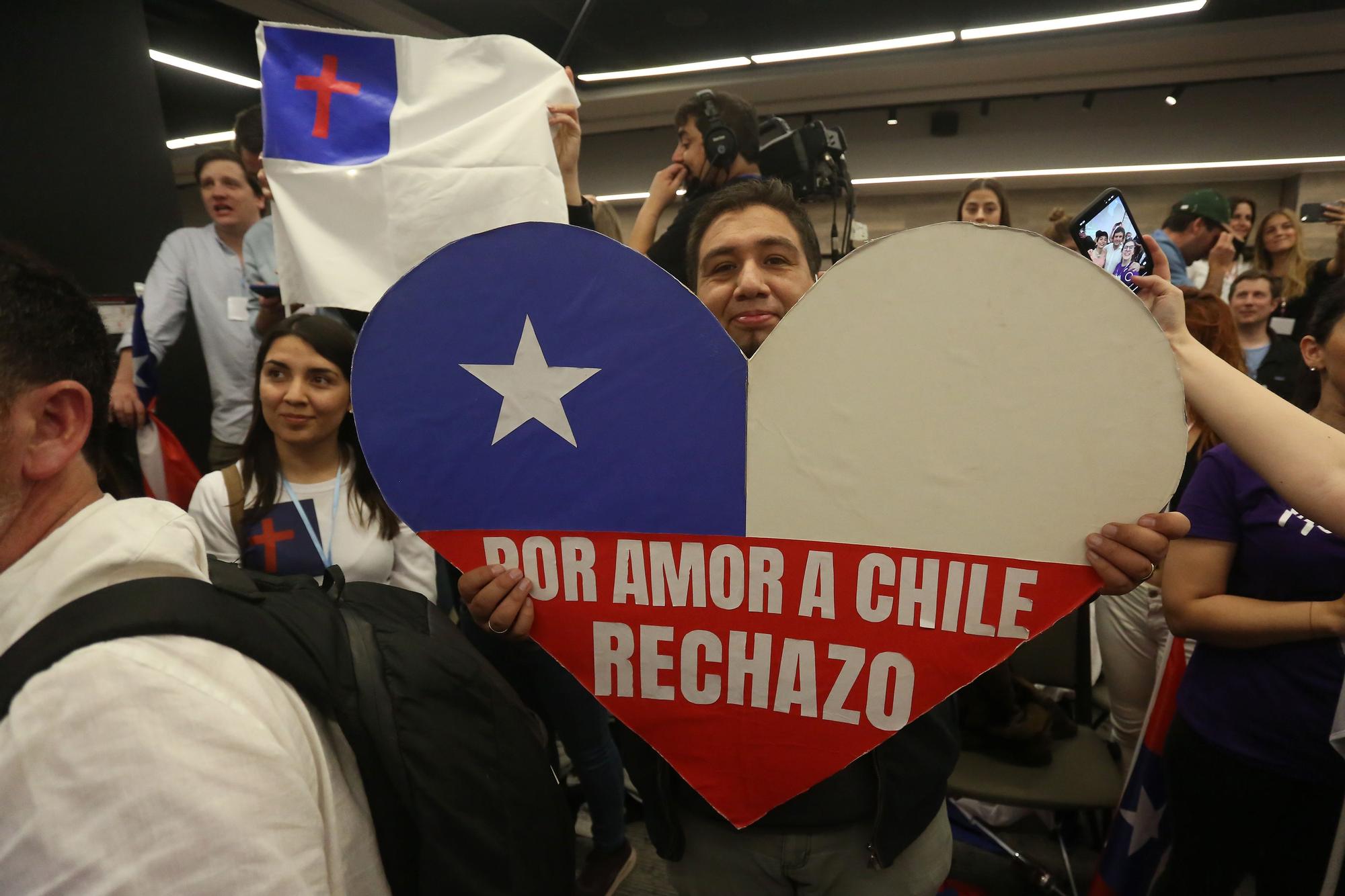 Partidarios del rechazo a la constitución chilena celebran los resultados provisionales.