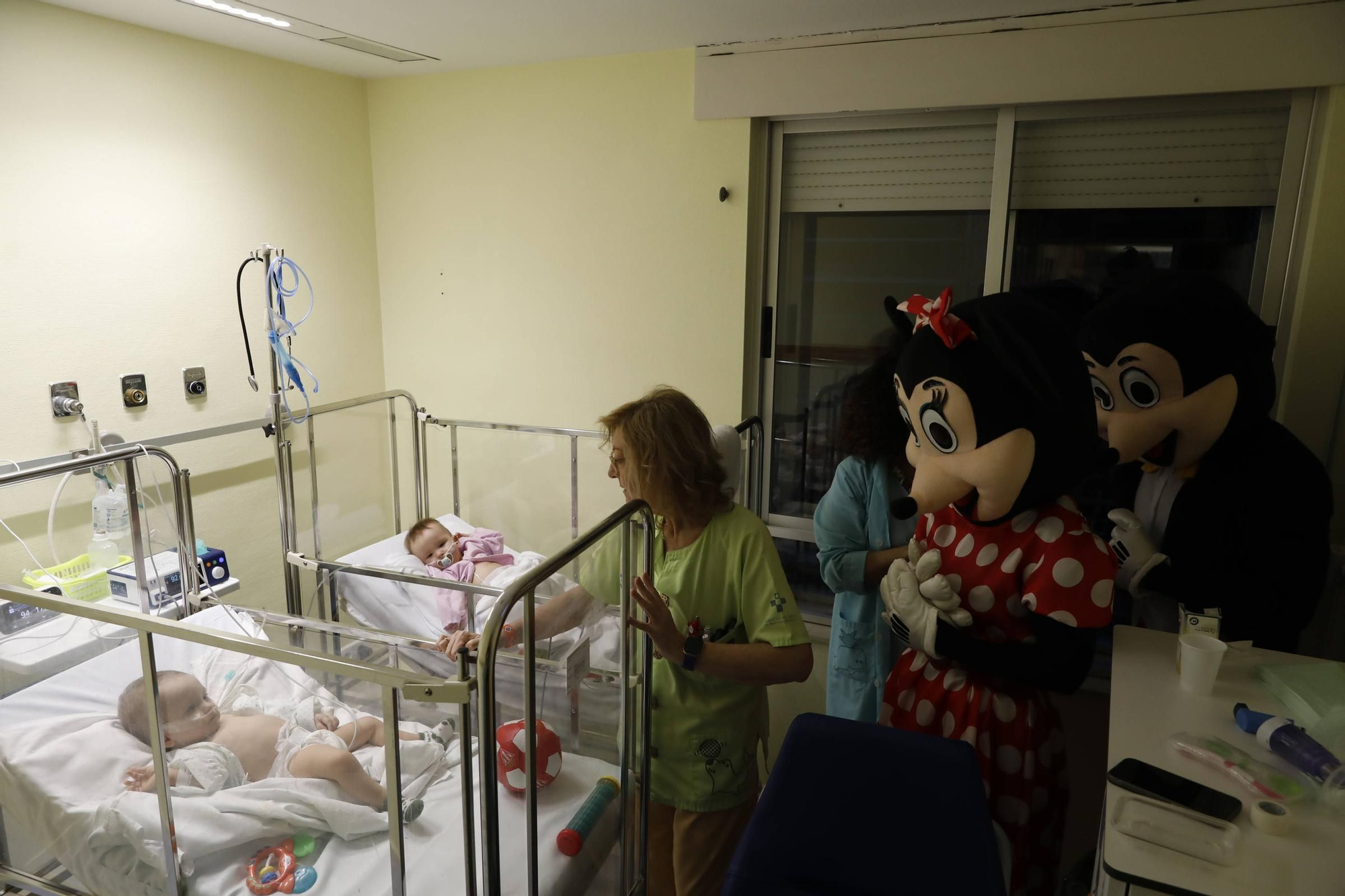 Así fue la visita de Mickey y Minnie Mouse al Hospital de Cabueñes (en imágenes)