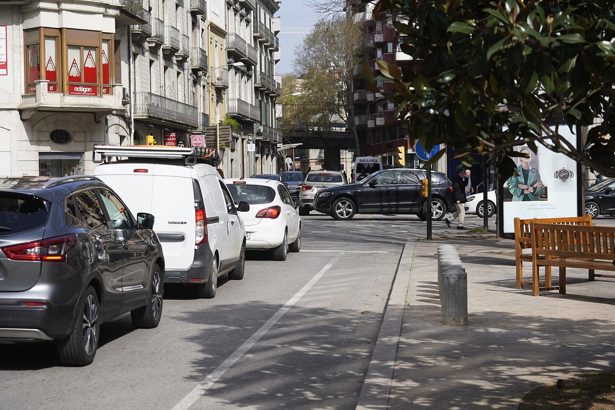 Trànsit de vehicles a la cruïlla entre la ronda Ferran Puig i la plaça Marquès de Camps.