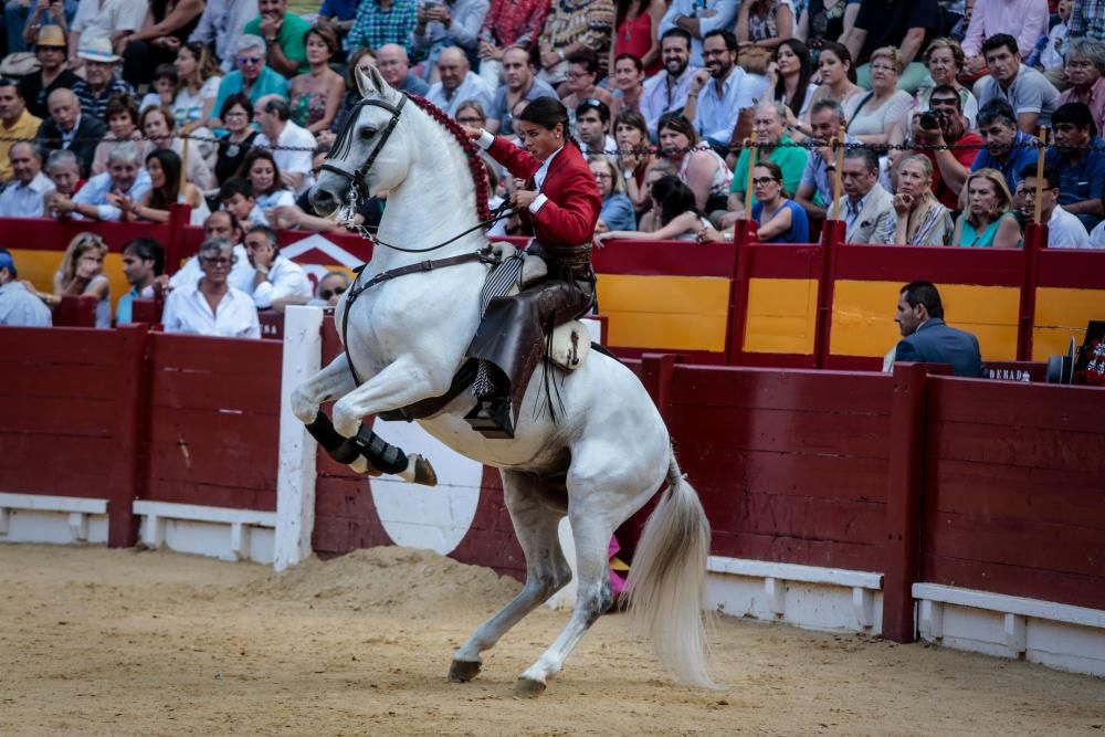 Con casi lleno en la plaza, en tarde fresca y apacible finalizó la Feria de Hogueras con la corrida de rejones