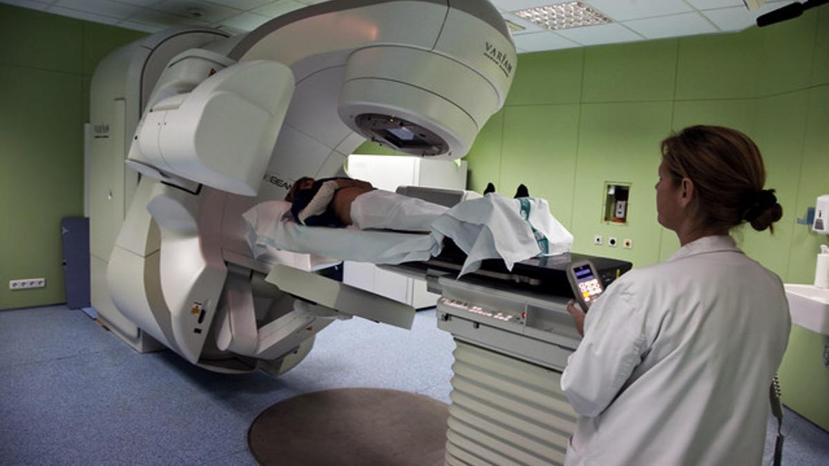 Un paciente, en el acelerador lineal de radioterapia, en l'Institut Català d'Oncologia, en l'Hospitalet de Llobregat.