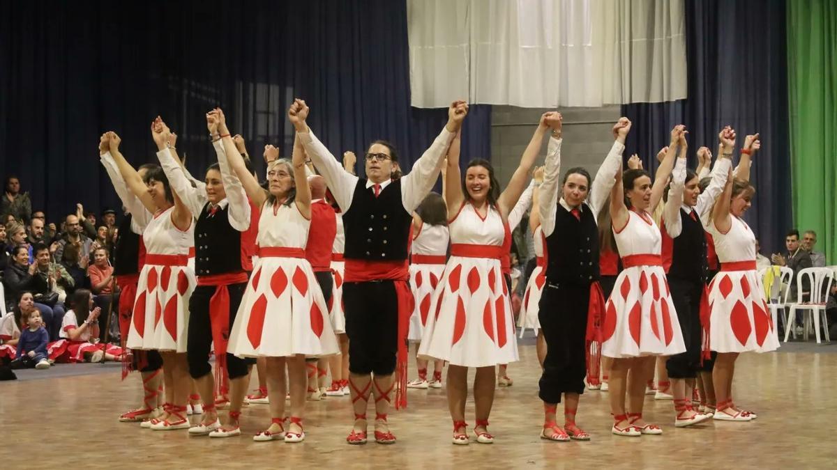 La 'colla' de los mayores durante la 'Ballada de gitanes' del Carnaval de 2023.