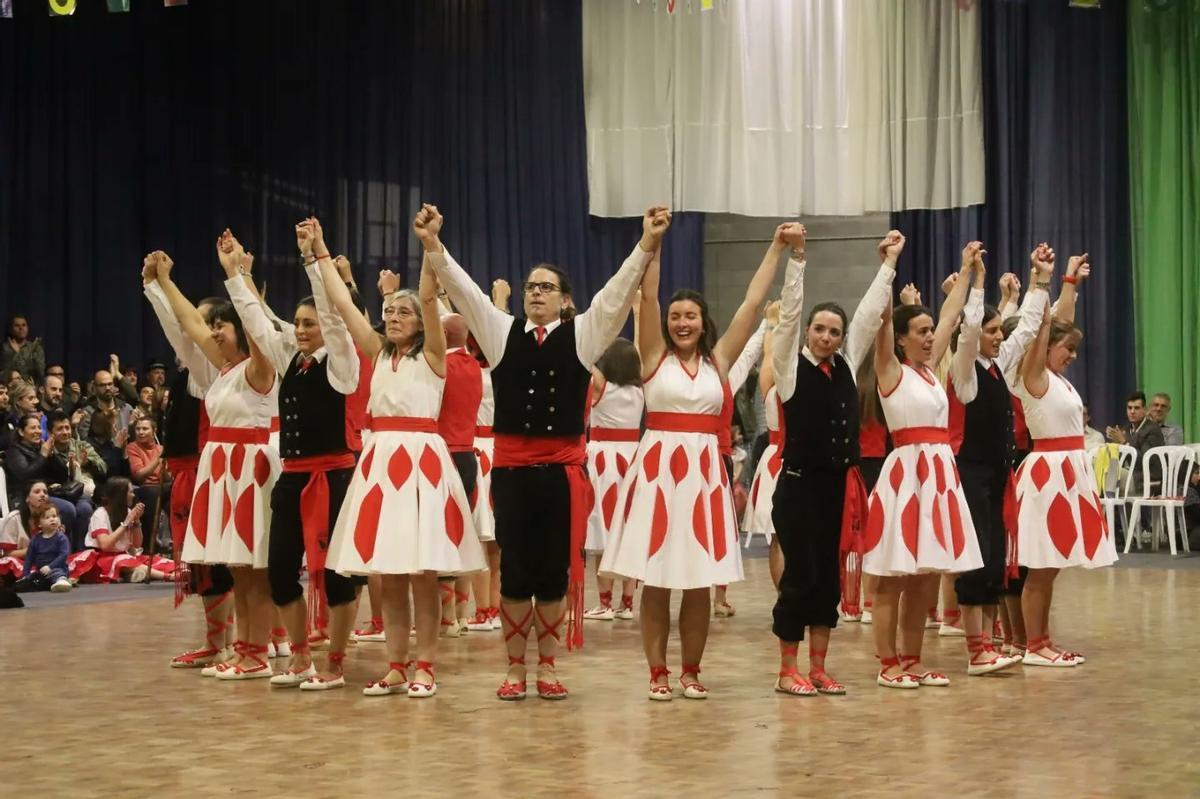 La 'colla' de los mayores durante la 'Ballada de gitanes' del Carnaval de 2023.