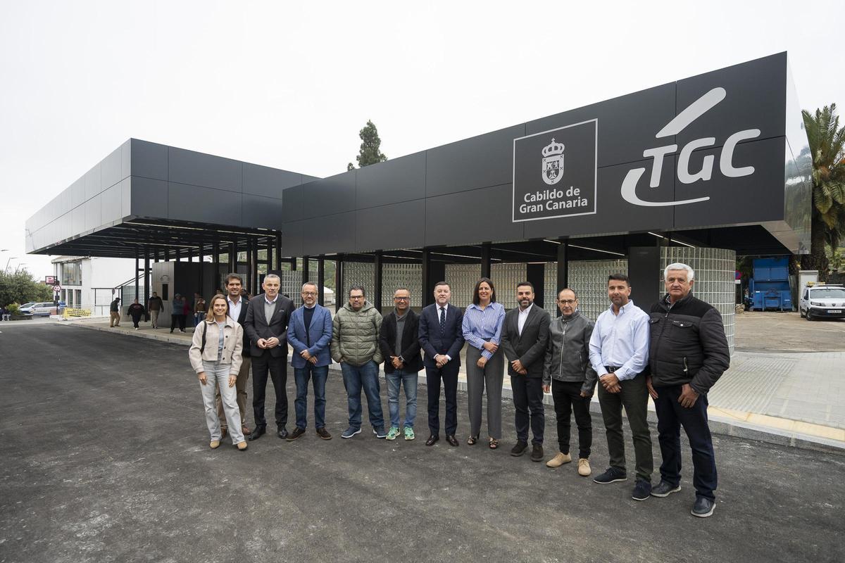 Teodoro Sosa, Davinia Falcón y otros representantes políticos en la inauguración.