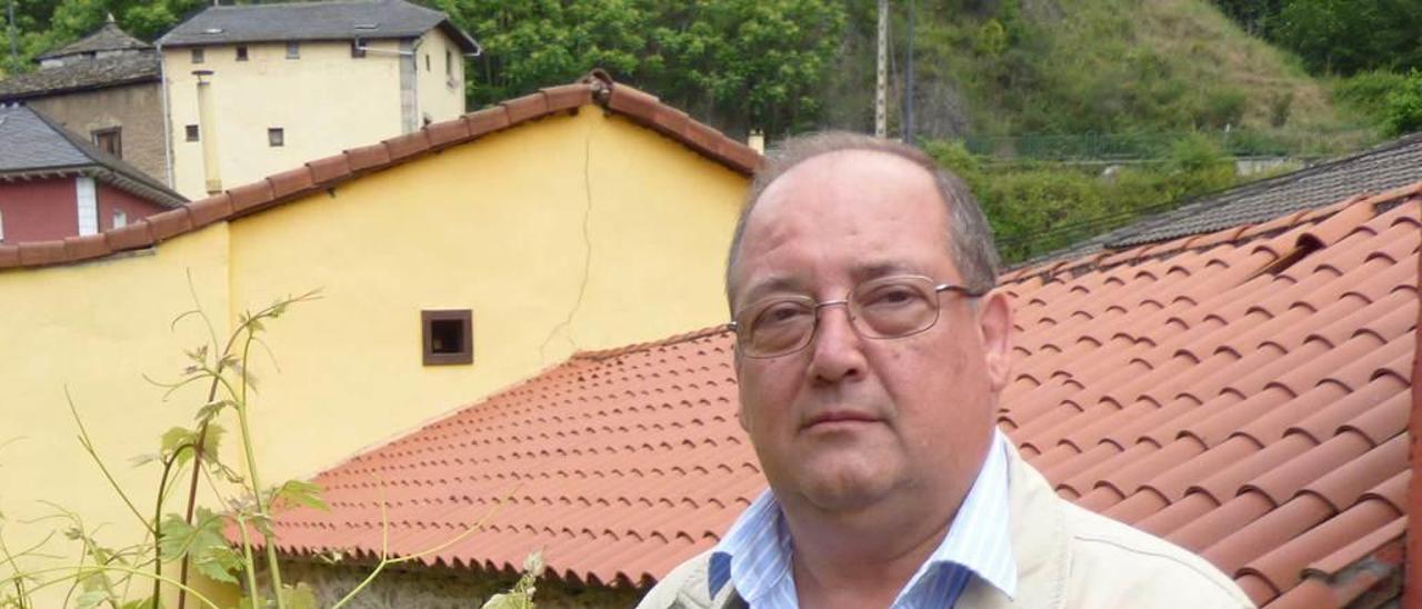 Joaquín Fernández con las vides del Museo del Vino, en Santiso.