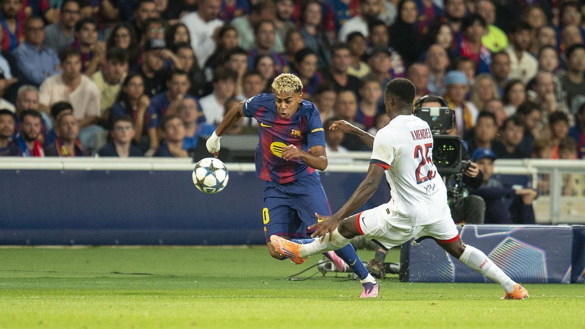 Lamine Yamal desborda a Nuno Mendes en la banda durante el partido de la fase de clasificación entre el FC Barcelona y el PSG en el estadio Lluís Companys de Montjuïc el 1 de octubre de 2025.