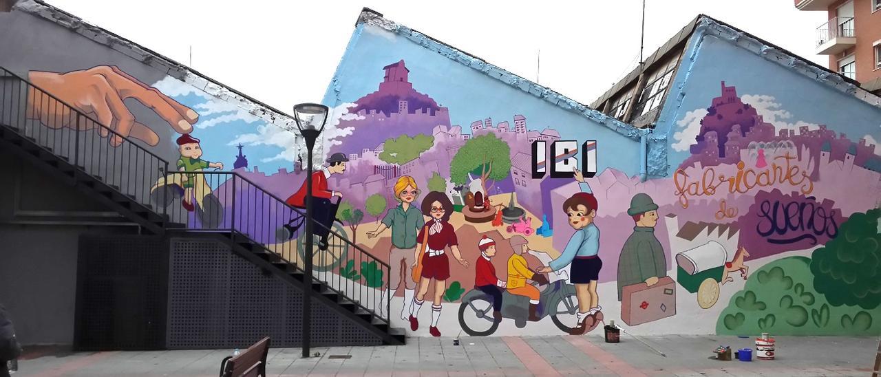 Mural alusivo a la industria del juguete de Ibi y su relevancia social que puede verse en uno de los muros de la antigua fábrica Payá.