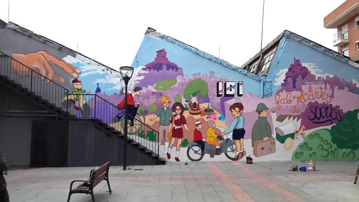 Mural alusivo a la industria del juguete de Ibi y su relevancia social que puede verse en uno de los muros de la antigua fábrica Payá.