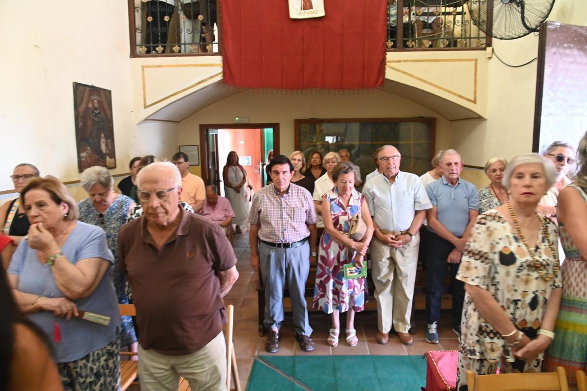 Asistentes a la misa en la ermita de Sant Jaume de Fadrell, este domingo.