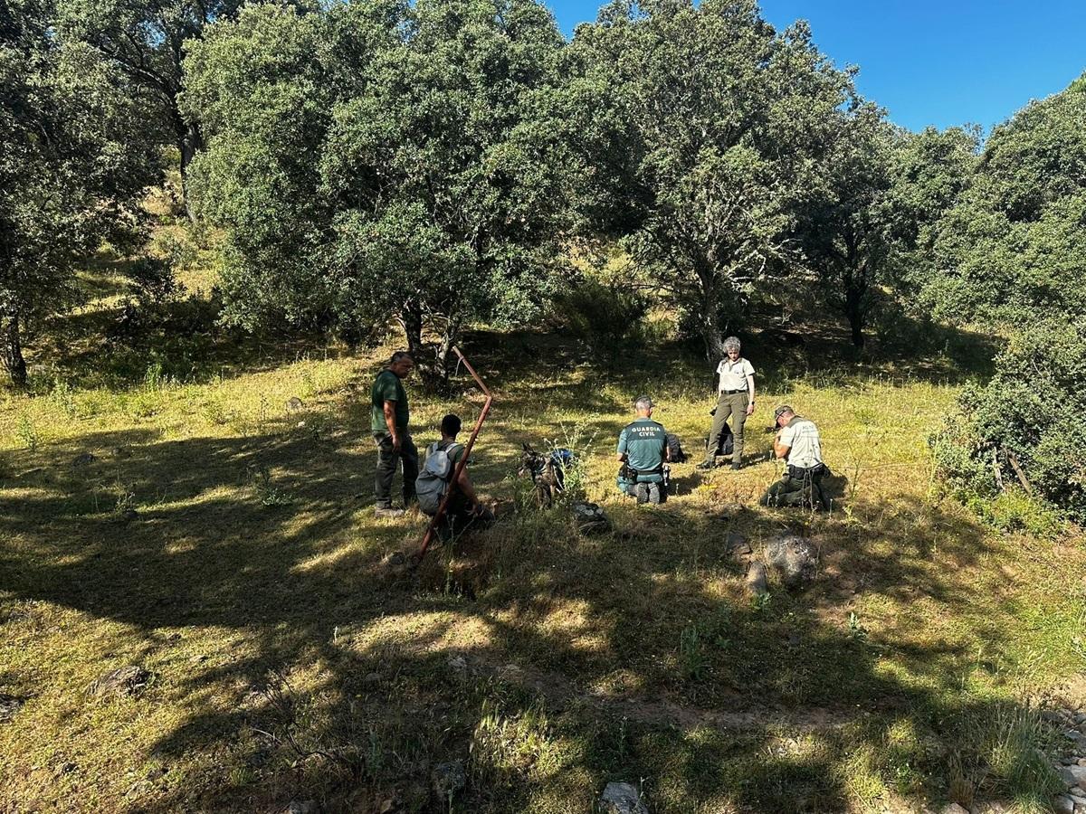 Agentes de Medio Ambiente y de la Guardia Civil rfecogen pruebas y hacen fotos de la zona donde encontraron las trampas para depredadores en Villaharta.