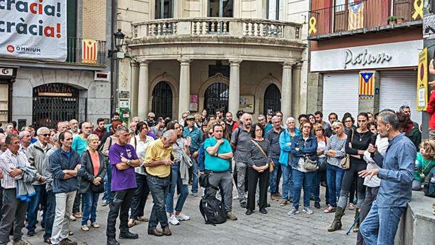 Membres de la plataforma s&#039;adrecen als interessats a la plaça Sant Pere de Berga