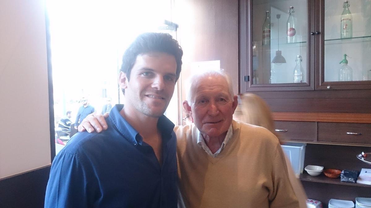 Primera fotografía que se tomaron Carlos Durán (i) y Pepe Jerez cuando el primero tomó las riendas de la cervecería de la plaza de España de Badajoz.