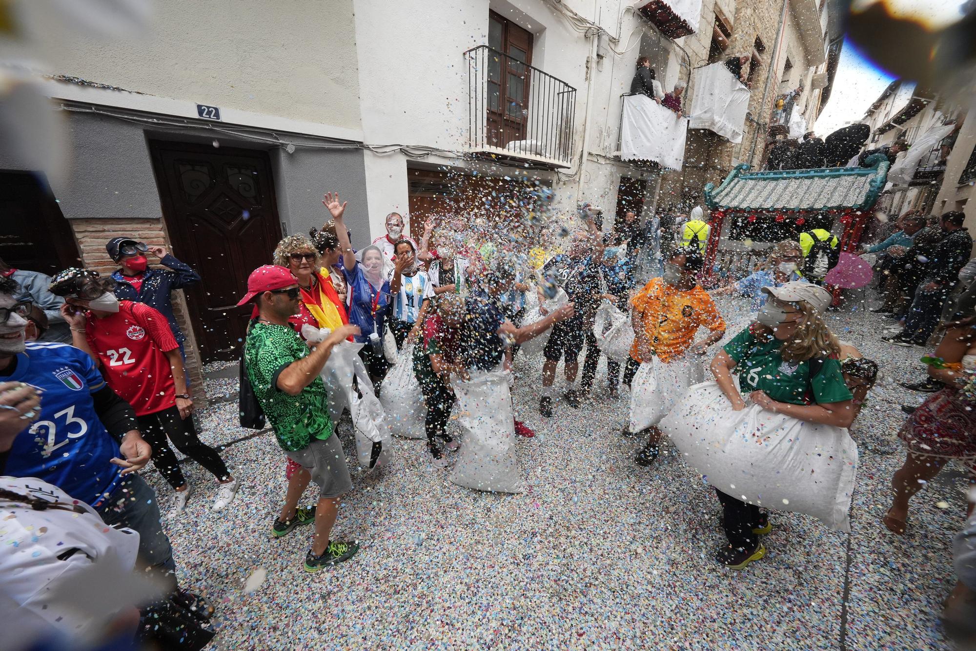 Búscate en el desfile de carrozas y disfraces de l'Anunci de Morella