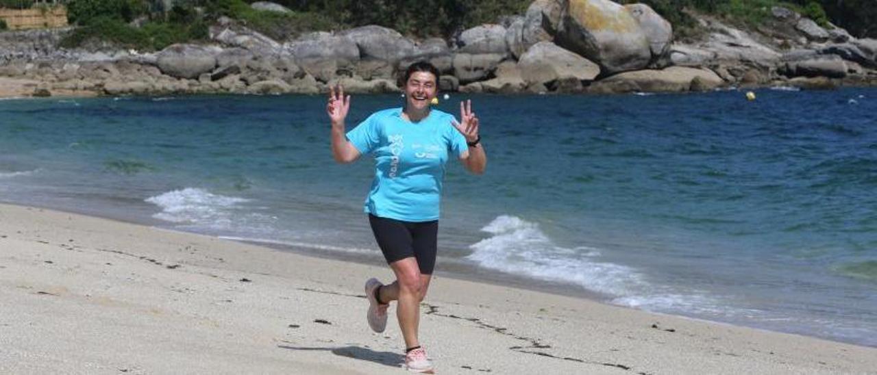 Elena Estévez entrenando en la playa de Mourisca, en el entorno natural de Cabo Udra.  | // SANTOS ÁLVAREZ