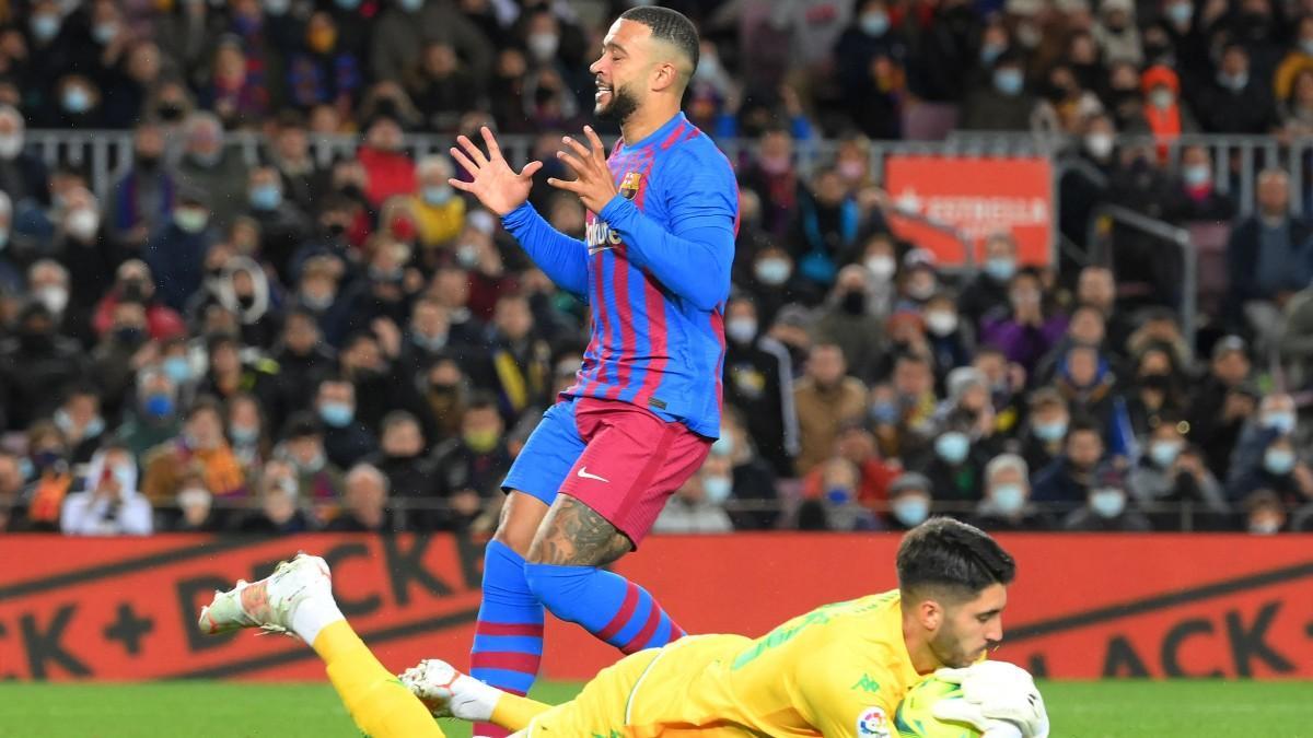 Memphis se lamenta de una ocasión errada durante el partido frente al Betis