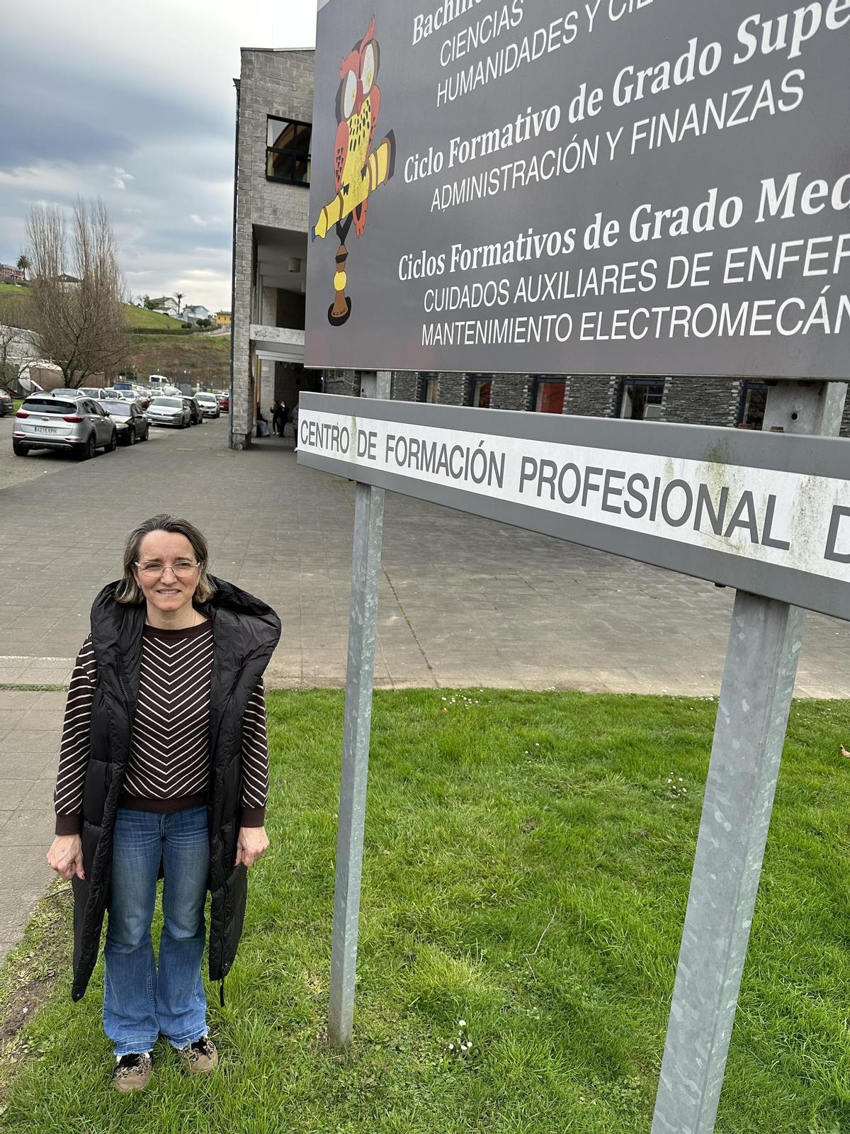 Eva González en la entrada del instituto de Navia.