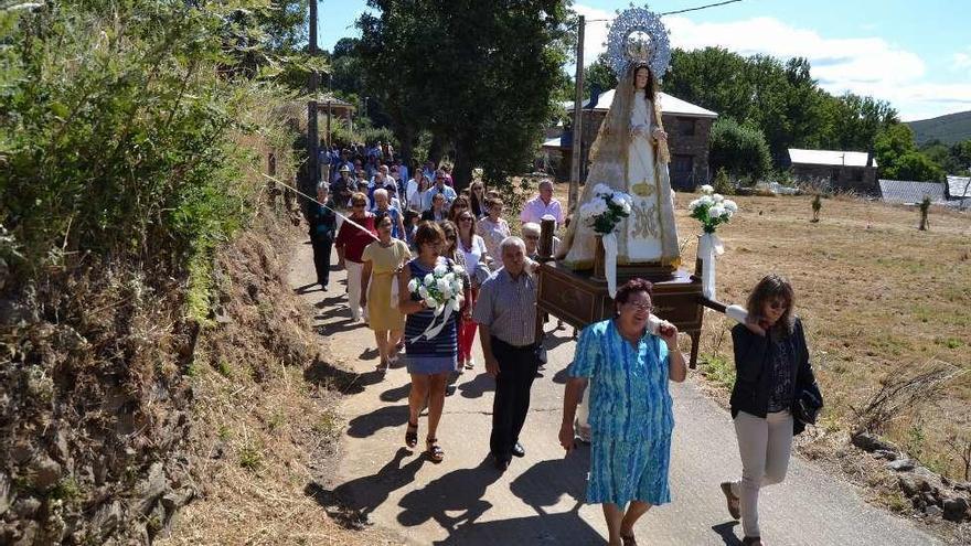 La Virgen llevada en andas por los vecinos de San Justo.