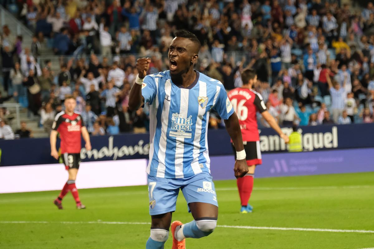 Lago Junior celebra un gol con el Málaga CF.