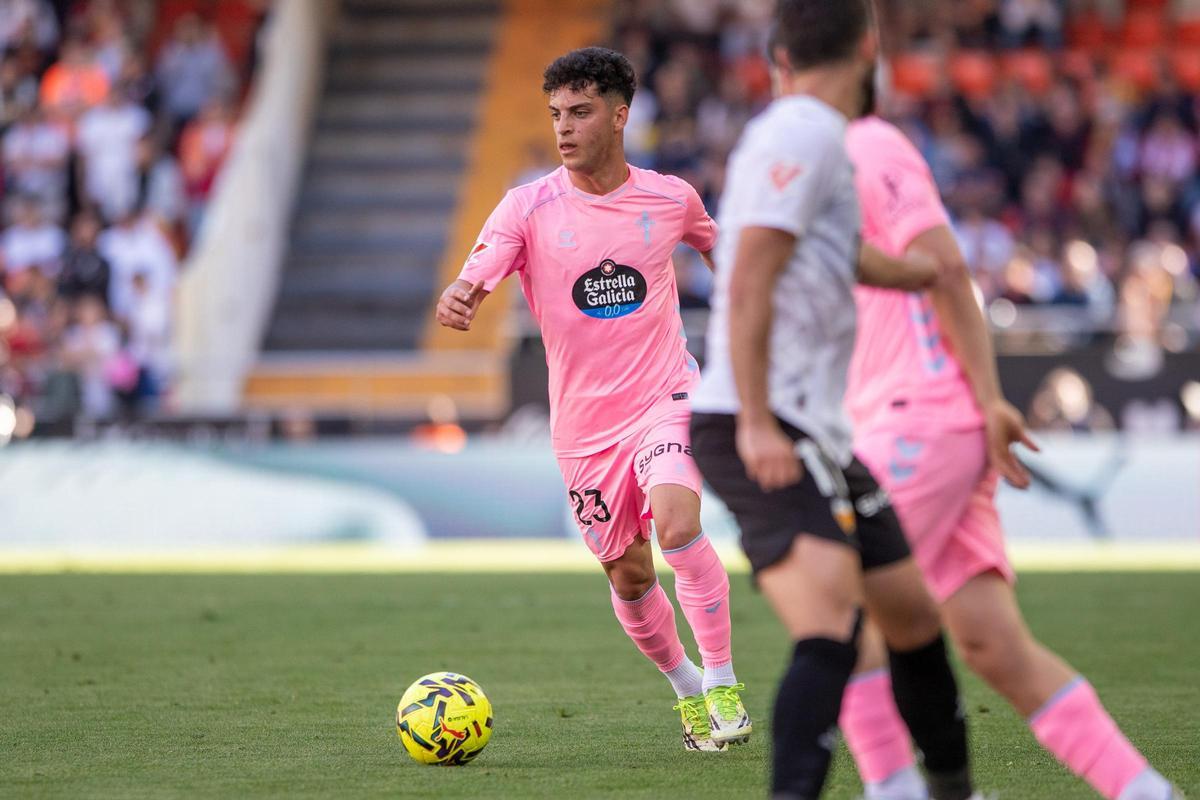 Hugo Álvarez conduce la pelota antes de lesionarse el pasado domingo en Mestalla.