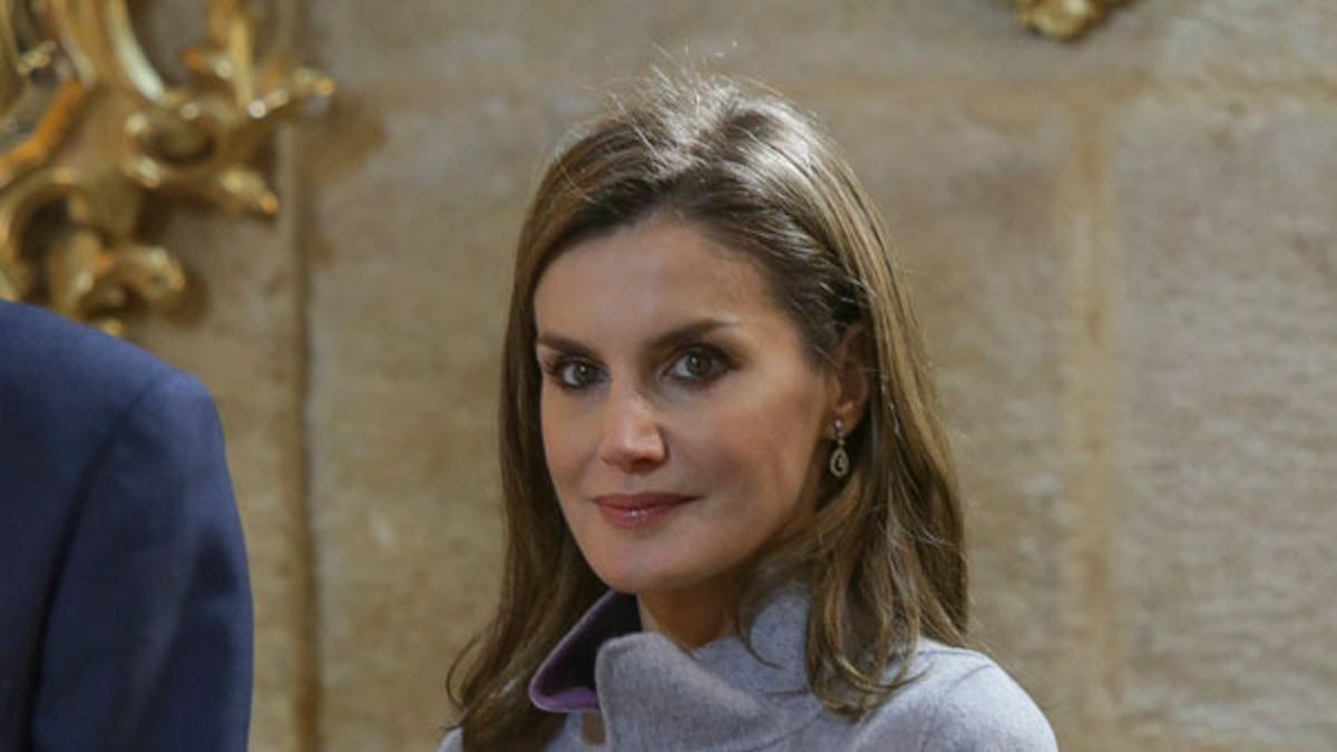 Letizia Ortiz con abrigo y vestido gris de Carolina Herrera