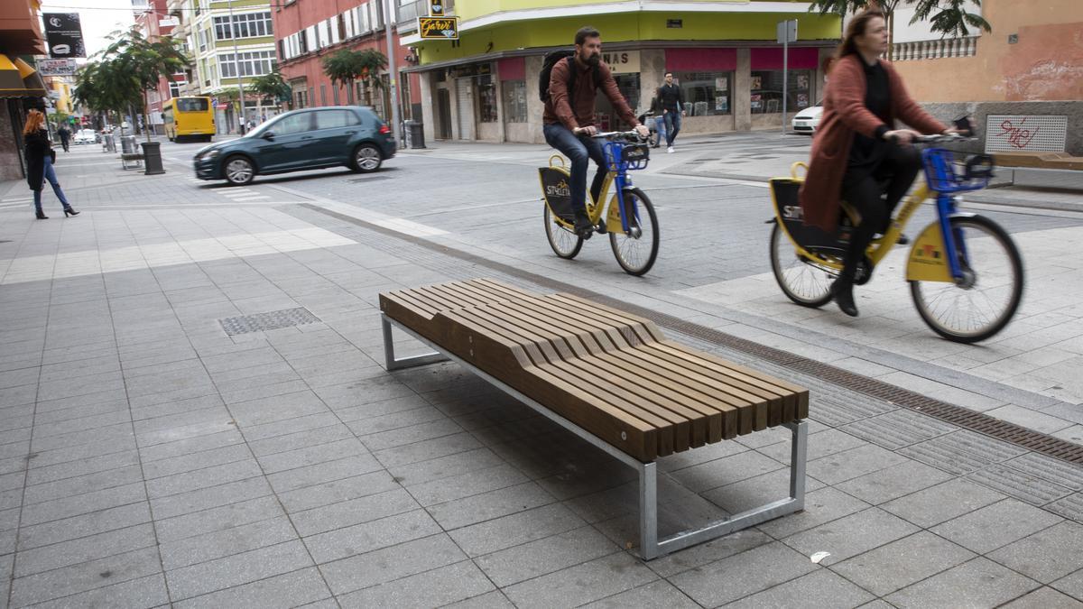 Bicicletas, guaguas y coches privados pasando por la calle Galicia.