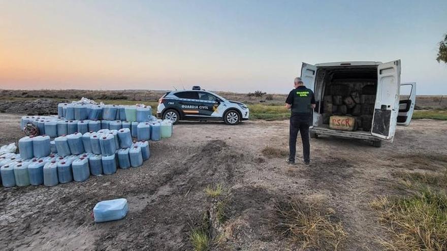 Vehículos de la Guardia Civil interceptan el alijo.