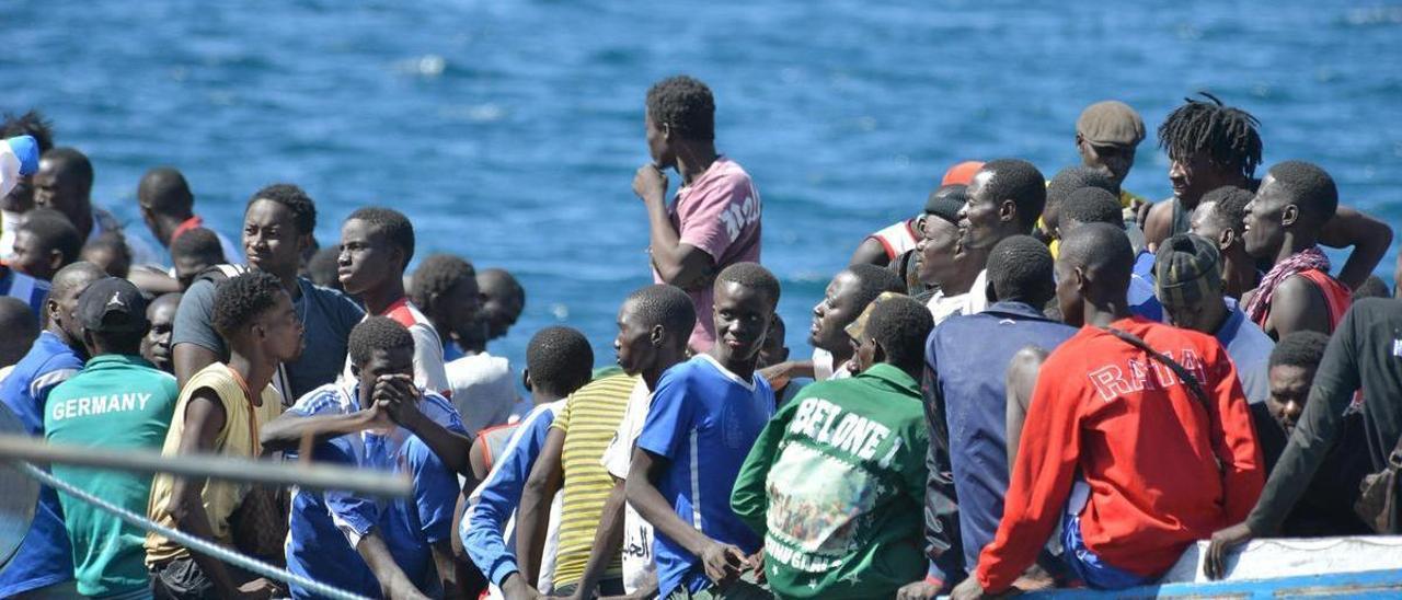 Llega a El Hierro un cayuco con 320 personas, el mayor desde que se abrió la Ruta Canaria en 1994