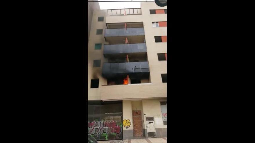 Incendio de una vivienda en la calle Marqués del Valdeflor