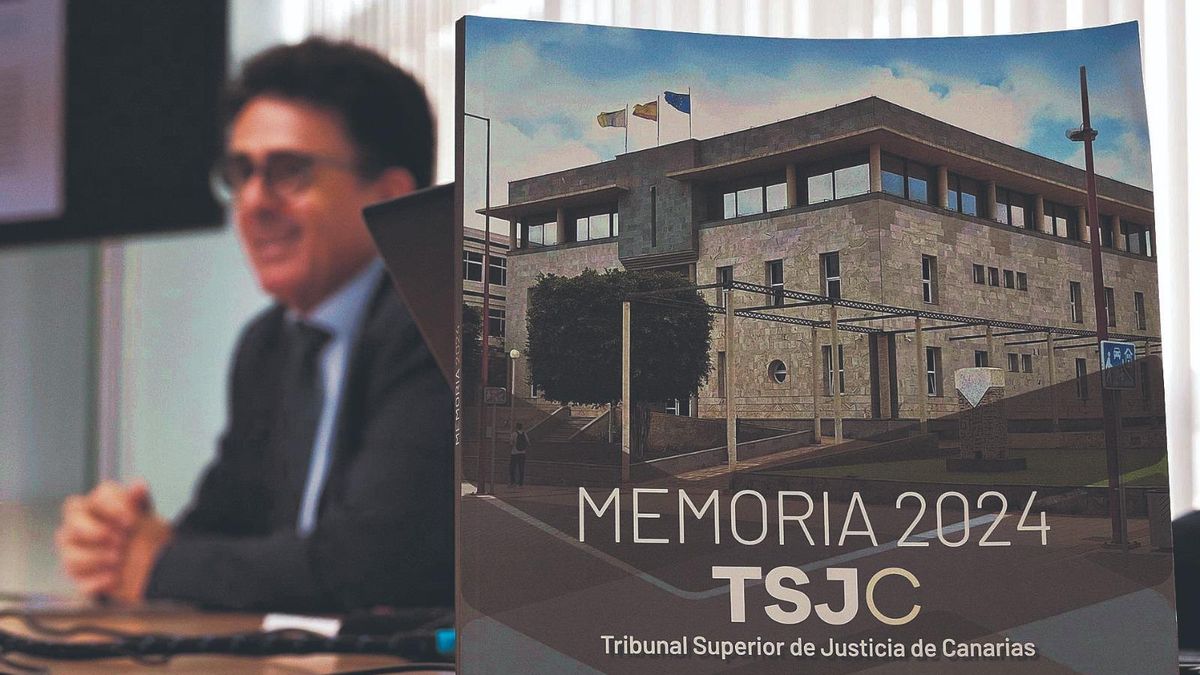 El presidente del TSJC, Juan Luis Lorenzo (i), presentó este viernes en rueda de prensa la memoria de actividad de los juzgados en 2024.