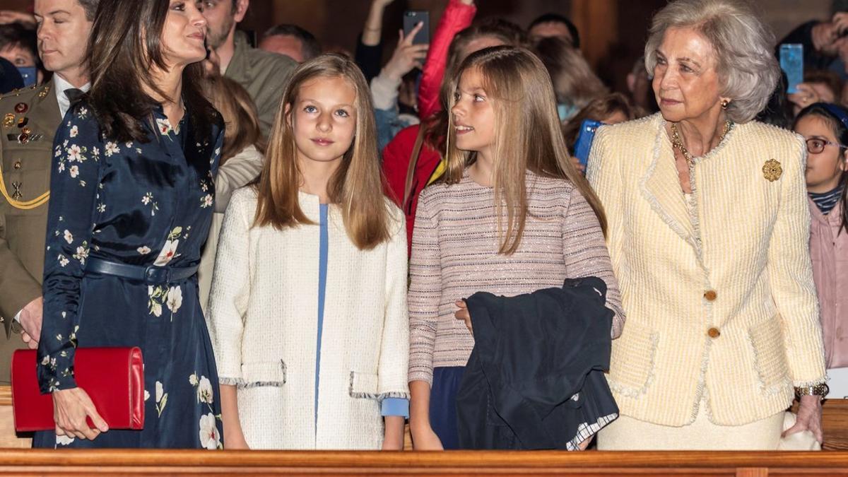 Las reinas Letizia y Sofía, junto a Leonor y Sofía, en la misa de Pascua, este domingo en Palma.