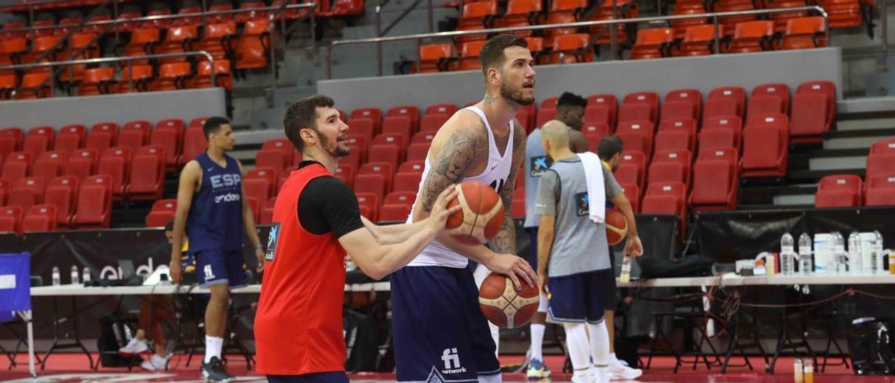 Fran Guerra, junto a Brizuela, durante un entrenamiento en el Príncipe Felipe con la selección