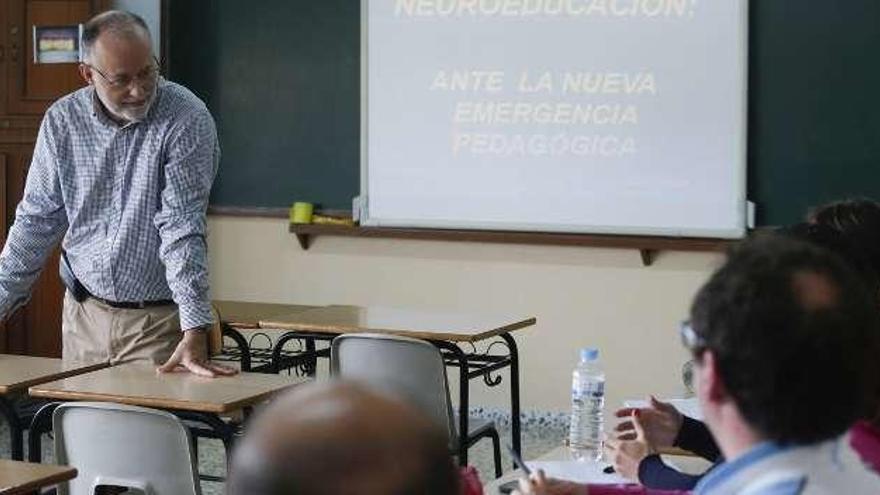 Julio Tudela, ayer, en el colegio Luisa de Marillac.