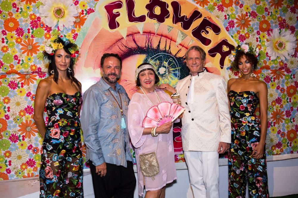 Los famosos se divierten en la fiesta Flower Power