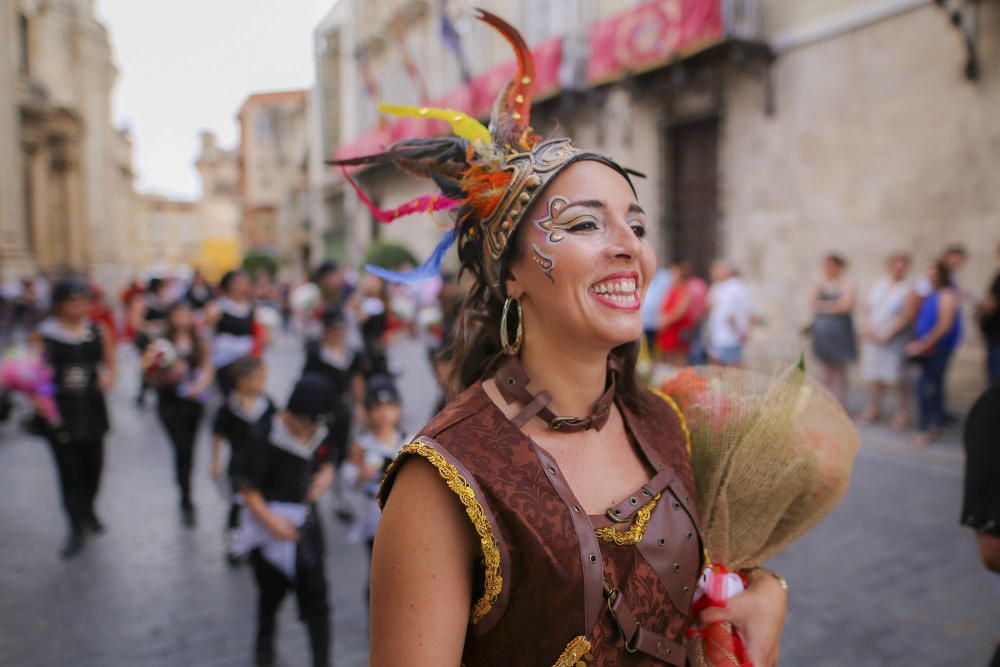 Desfile de abanderadas, ofrenda floral y procesión