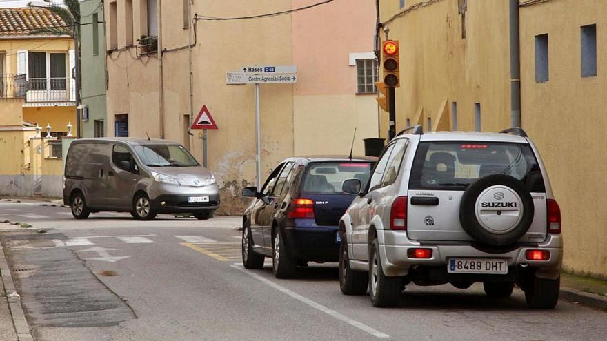 Vehicles aturats en el semàfor de Fortià.