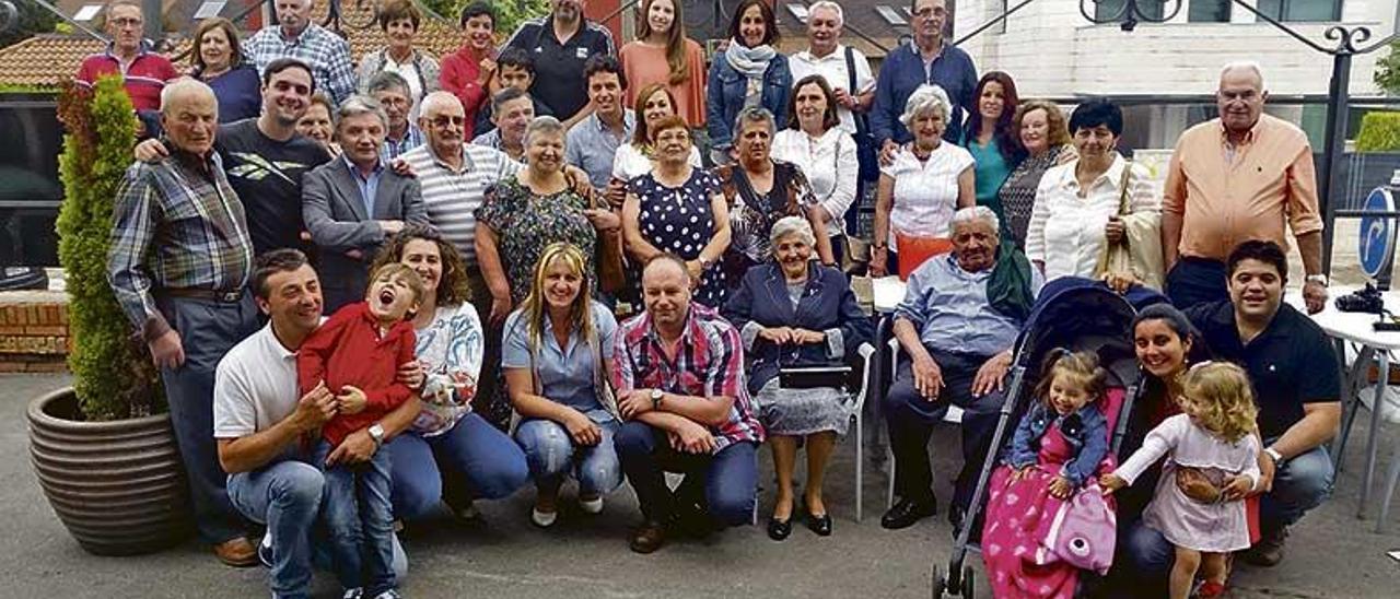 Varias generaciones de la familia Nieto Rivera, que acudieron al encuentro.