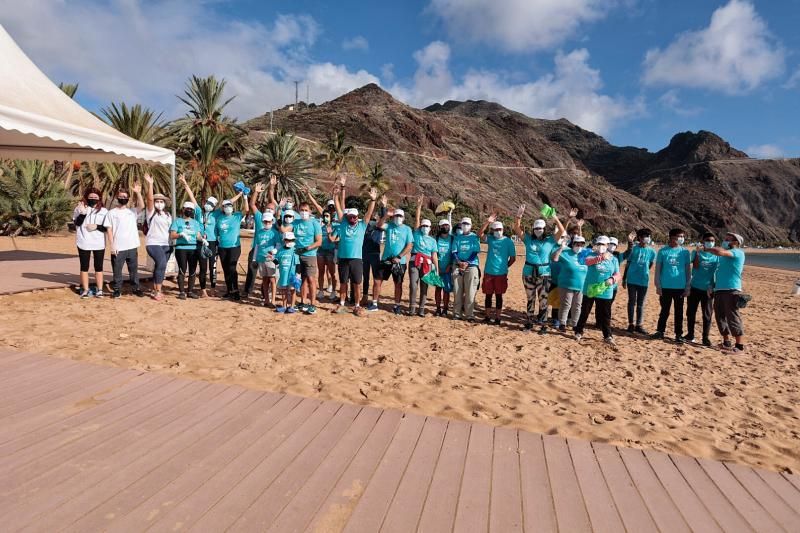 Acción de limpieza terrestre y marina en la playa de Las Teresitas