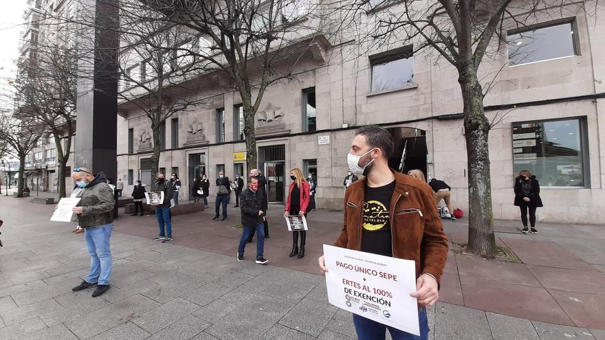 Empresarios y trabajadores del ocio nocturno frente a las oficinas del SEPE en Vigo